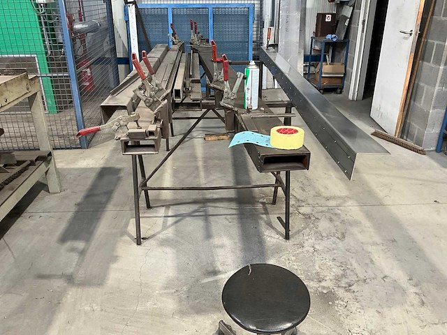 Werktafel met inhoud - afbeelding 3 van  5