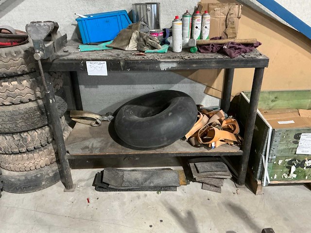 Werktafel met inhoud - afbeelding 1 van  6