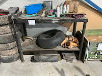 Werktafel met inhoud - afbeelding 1 van  6