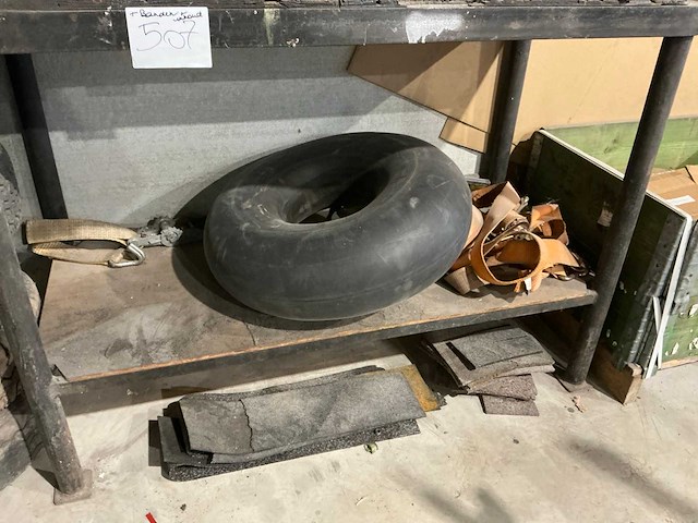 Werktafel met inhoud - afbeelding 3 van  6