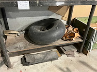 Werktafel met inhoud - afbeelding 3 van  6