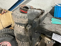 Werktafel met inhoud - afbeelding 4 van  6