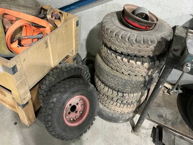 Werktafel met inhoud - afbeelding 5 van  6