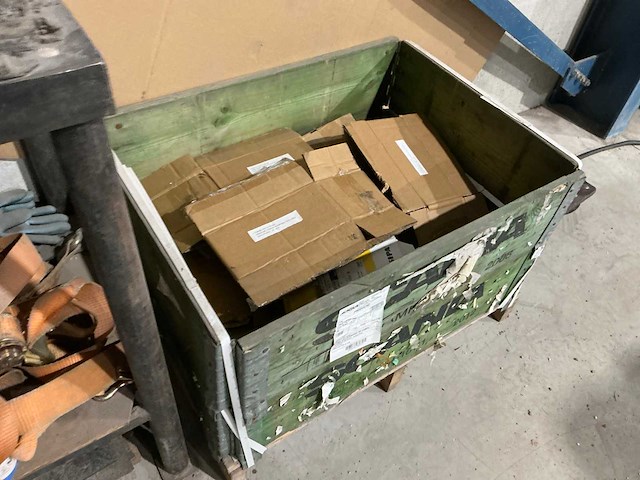 Werktafel met inhoud - afbeelding 6 van  6