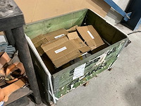 Werktafel met inhoud - afbeelding 6 van  6