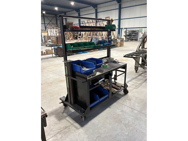 Werktafel op wielen met inhoud - afbeelding 1 van  6