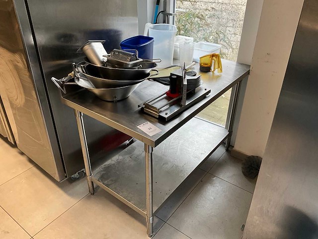 Werktafel rvs met inhoud (2x) - afbeelding 1 van  4