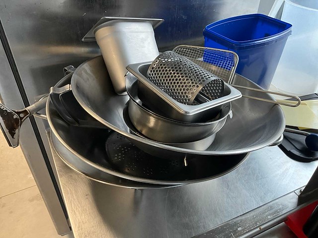 Werktafel rvs met inhoud (2x) - afbeelding 2 van  4