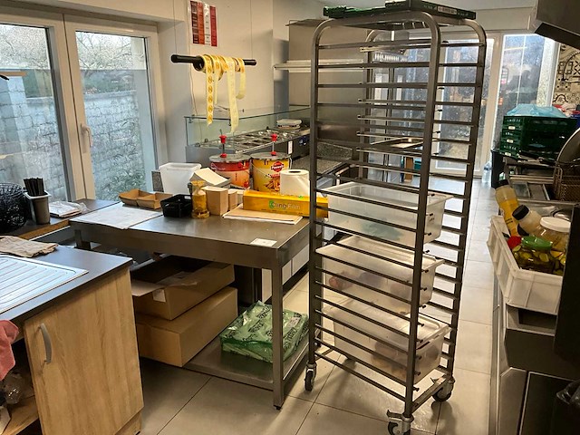 Werktafel rvs met inhoud - afbeelding 1 van  3