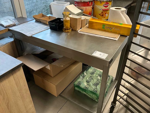 Werktafel rvs met inhoud - afbeelding 2 van  3