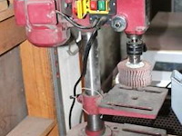 Werktafel vv koomboormachine, 2 steenslijpmachine einhell en bankschroef - afbeelding 3 van  3