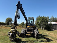 Wheeled harvester met ontarmkop ecolog 560 d