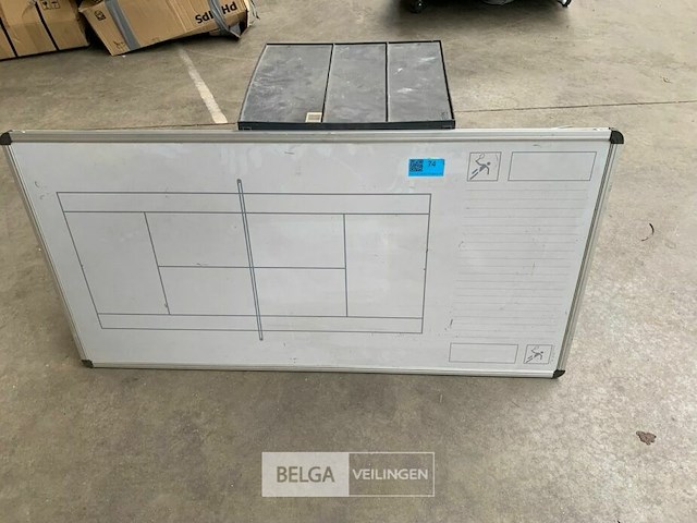 White board + kastje - afbeelding 1 van  2