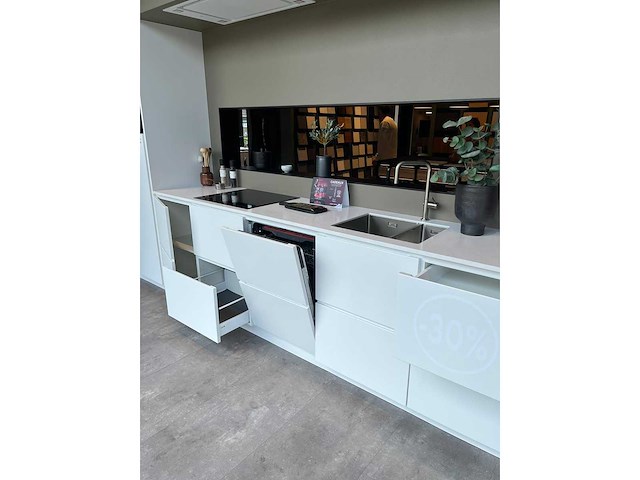 White tinta kitchen - afbeelding 4 van  4