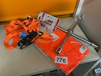 Wiel sleutel en snelspan riem en vestje
