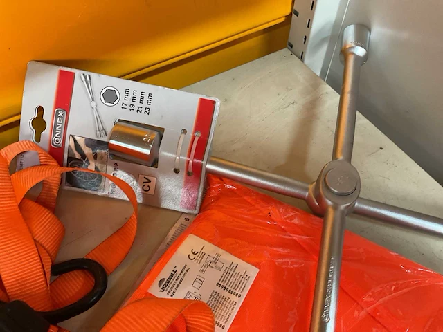 Wiel sleutel en snelspan riem en vestje - afbeelding 4 van  6
