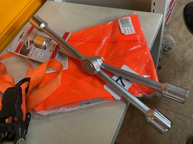 Wiel sleutel en snelspan riem en vestje - afbeelding 6 van  6