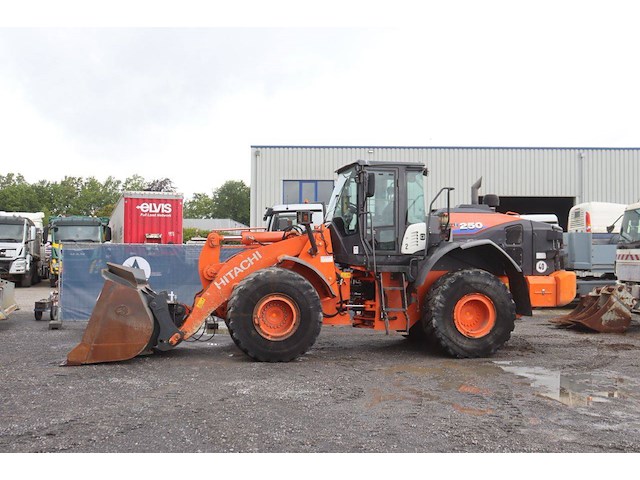 Wiellader hitachi zw250-6 diesel 196kw 2019 - afbeelding 1 van  1