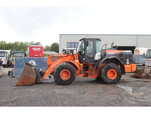 Wiellader hitachi zw250-6 diesel 196kw 2019 - afbeelding 1 van  1