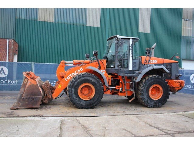 Wiellader hitachi zw250 diesel 179kw 2011 - afbeelding 1 van  1