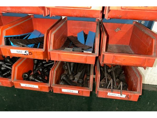 Wieltoebehoren in rekje - afbeelding 2 van  5