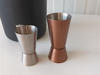 Wijnkoeler braun en maatbekers - afbeelding 2 van  3