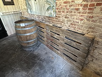 Wijnvat en 3 paletten