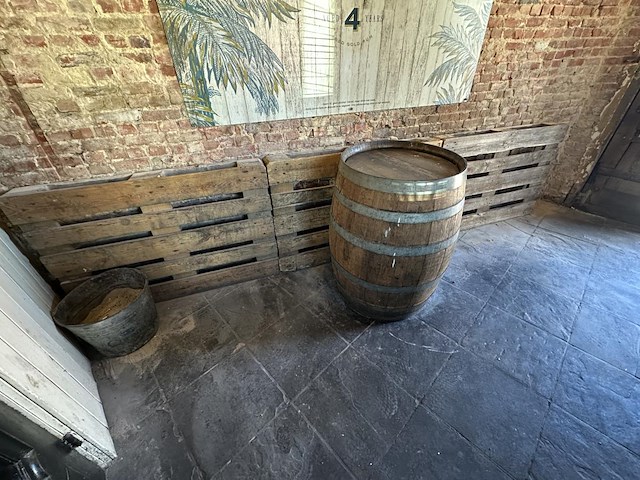Wijnvat en 3 paletten - afbeelding 2 van  2