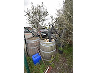 Wijnvat met handpomp - barrel - rain barrel - afbeelding 1 van  2