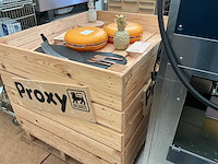 Winkel presentatie houten bak met inhoud - afbeelding 1 van  2