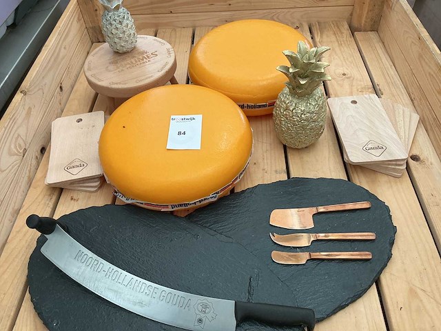 Winkel presentatie houten bak met inhoud - afbeelding 2 van  2