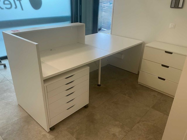 Winkel toonbank met 2 ladeblokken op wieltjes - afbeelding 1 van  11