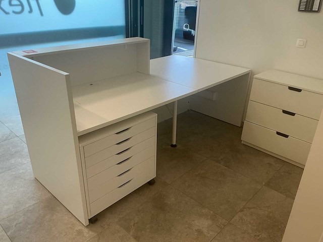 Winkel toonbank met 2 ladeblokken op wieltjes - afbeelding 5 van  11