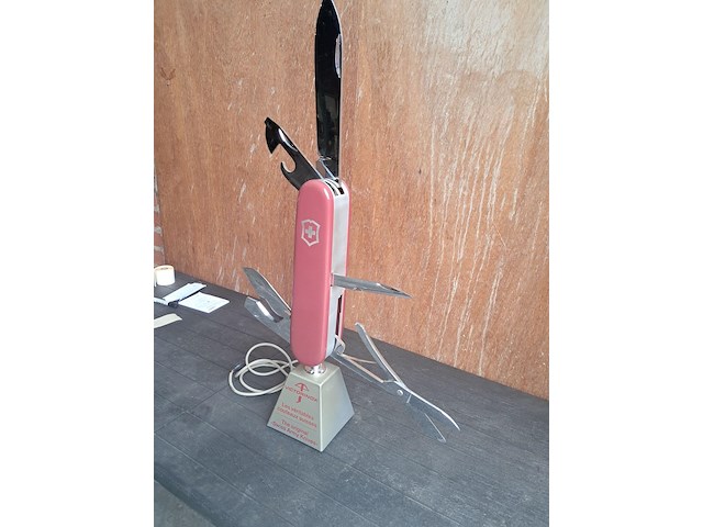 Winkeldisplay zwitsers mes in werkende staat met bewegende onderdelen h 900mm b 600mm d 150mm - afbeelding 5 van  6