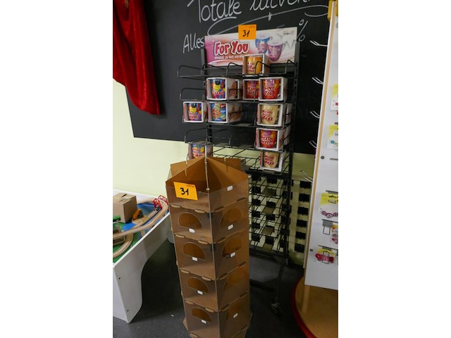 Winkelrekje met 14 koffiekopjes + kartonnen display - afbeelding 1 van  5