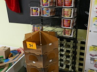 Winkelrekje met 14 koffiekopjes + kartonnen display - afbeelding 1 van  5