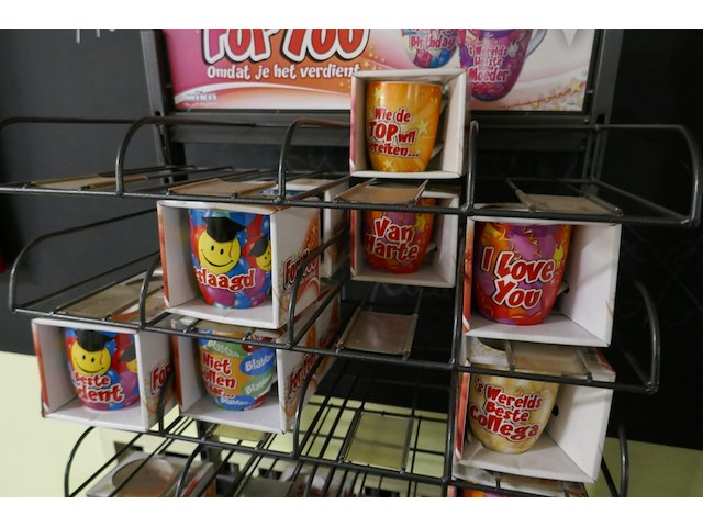 Winkelrekje met 14 koffiekopjes + kartonnen display - afbeelding 2 van  5