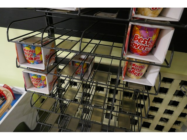 Winkelrekje met 14 koffiekopjes + kartonnen display - afbeelding 3 van  5