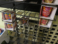 Winkelrekje met 14 koffiekopjes + kartonnen display - afbeelding 3 van  5