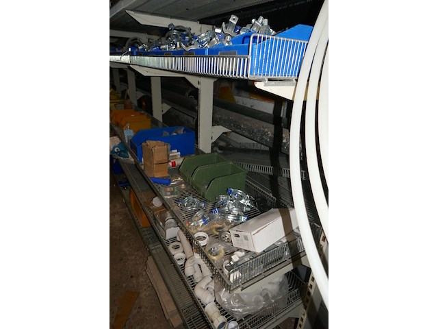 Winkelstelling met metalen manden + inhoud - afbeelding 4 van  10