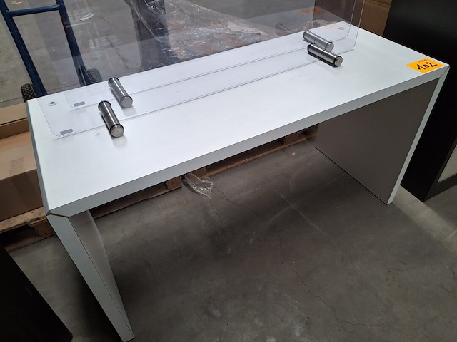 Wit bureautafeltje met 2 plexi-afschermers - afbeelding 2 van  3