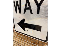 Wit eenrichtingsverkeersbord - decoratief object - afbeelding 2 van  2