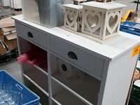 Wit houten wandkastje met deco + tuin serveer trolley - afbeelding 1 van  4