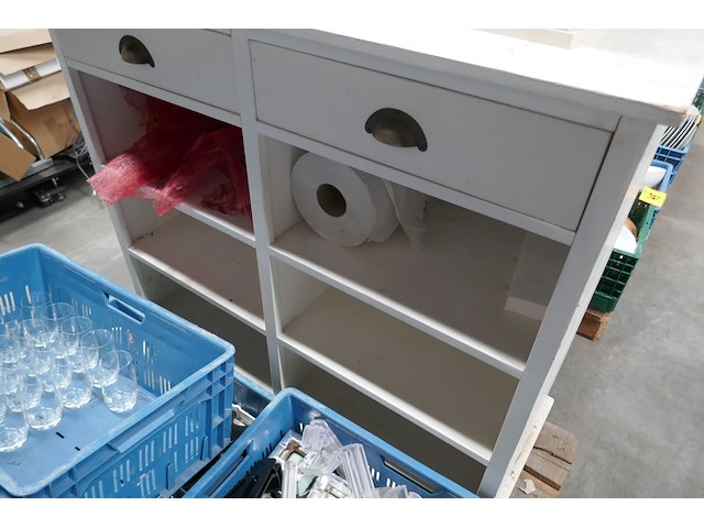Wit houten wandkastje met deco + tuin serveer trolley - afbeelding 3 van  4