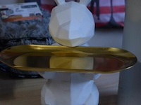 Wit konijnfiguur met goudkleurig dienblad h=±30cm