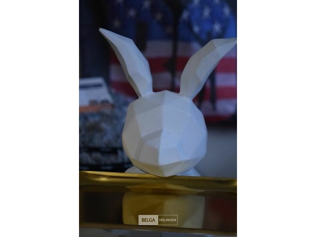 Wit konijnfiguur met goudkleurig dienblad h=±30cm - afbeelding 2 van  3