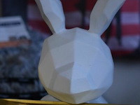 Wit konijnfiguur met goudkleurig dienblad h=±30cm - afbeelding 2 van  3