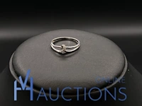 Witgouden ring bezet met diamant en robijn 9 karaat