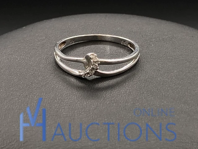 Witgouden ring bezet met diamant en robijn 9 karaat - afbeelding 2 van  7