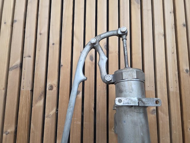 Witkoperen handwaterpomp - afbeelding 5 van  5